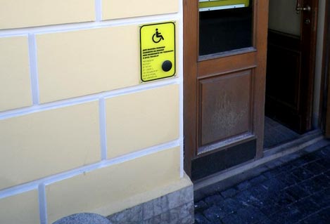 Визуально-тактильная информационная табличка и кнопка вызова персонала возле двери