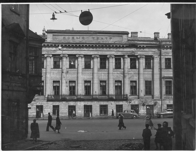 Новый театр. Вид из Графского переулка. Октябрь 1953 года