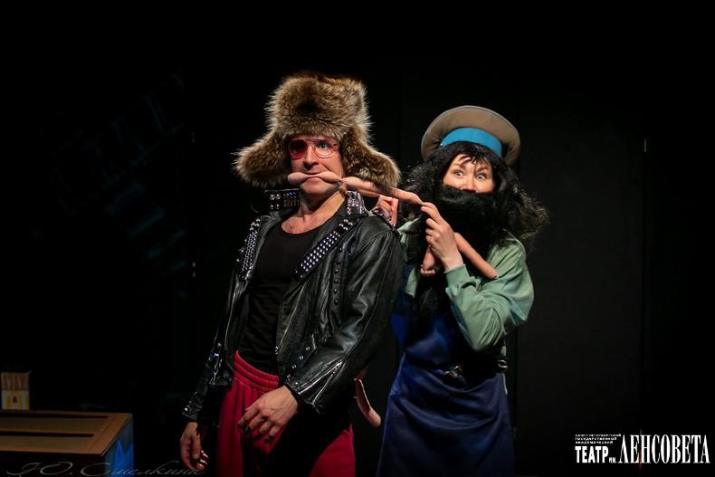 Д.Хасанов и А.Дюкова в сцене из спектакля